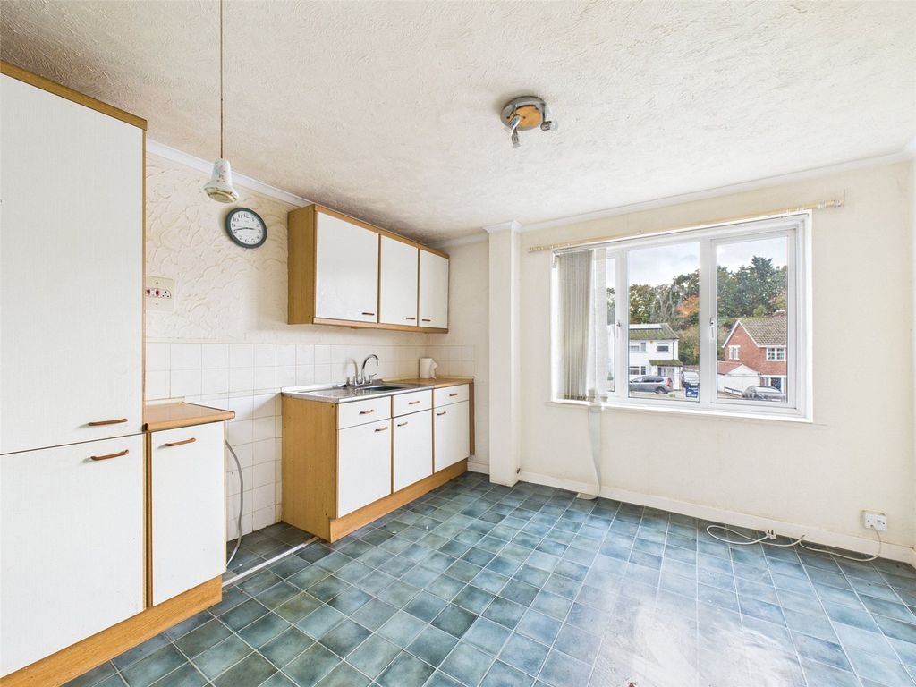 Property photo 3 of 8 Kitchen