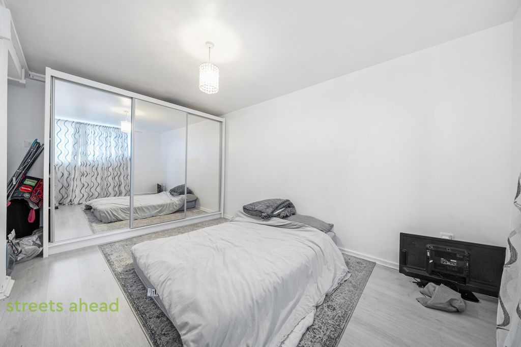 Property photo 2 of 8 4Abdd30d-1F48-4c8...