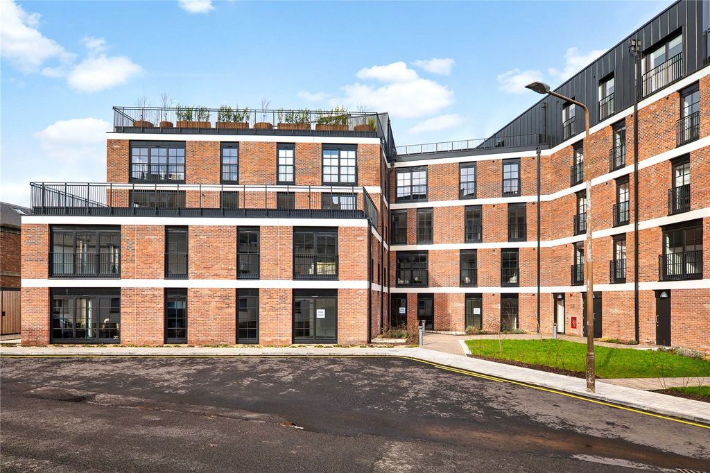 Property photo 2 of 16 Henderson Place