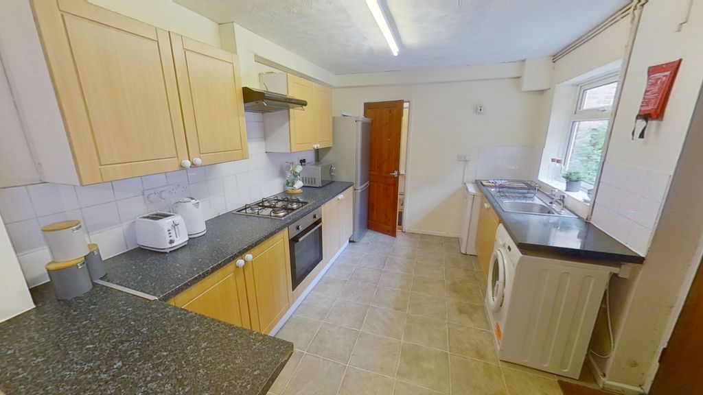 Property photo 3 of 10 Kitchen