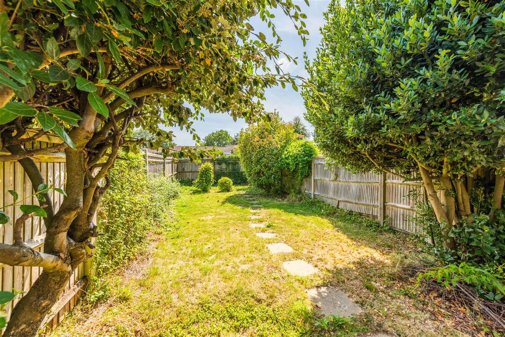 Property photo 2 of 24 60 Parsonage Road, Henfield-19.Jpg