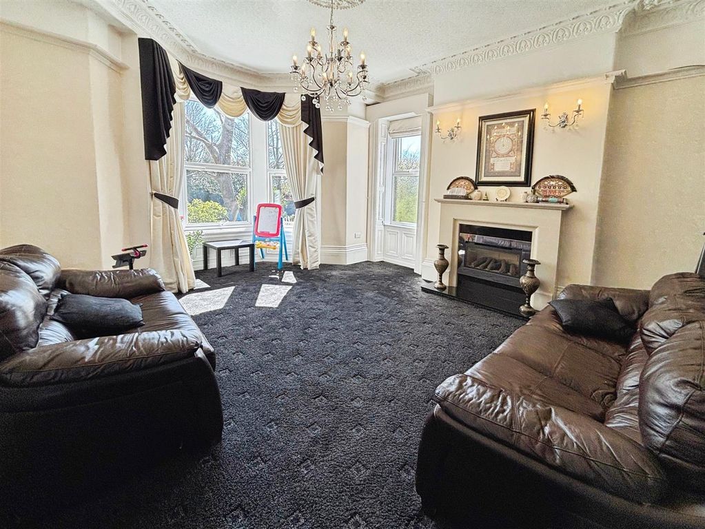 Property photo 2 of 20 Lounge