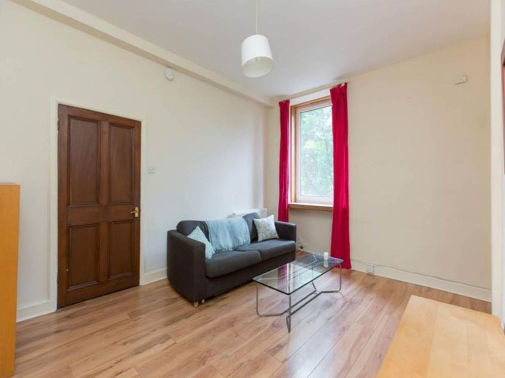 Property photo 3 of 7 Living 3
