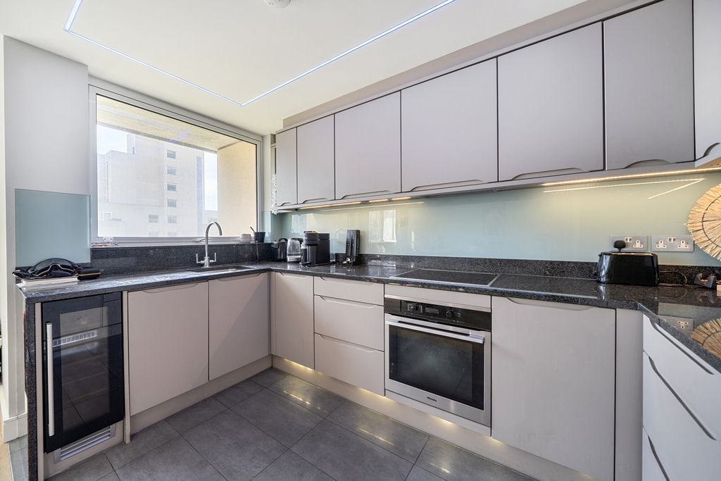 Property photo 3 of 17 1488615-12-6A5102...