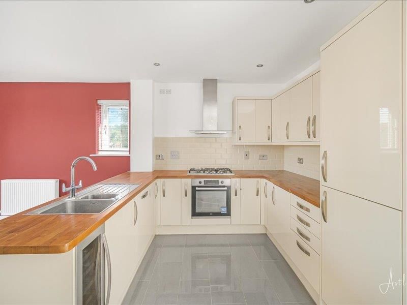 Property photo 2 of 31 Kitchen/Diner