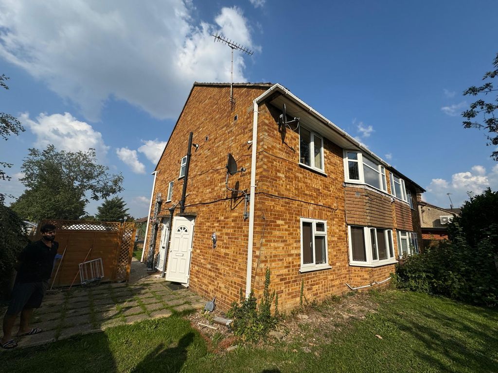 Property photo 1 of 8 Two Bedroom Flat In Hayes