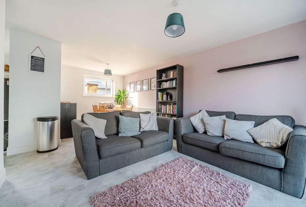 Property photo 3 of 14 1382671-9-691d9Ba...