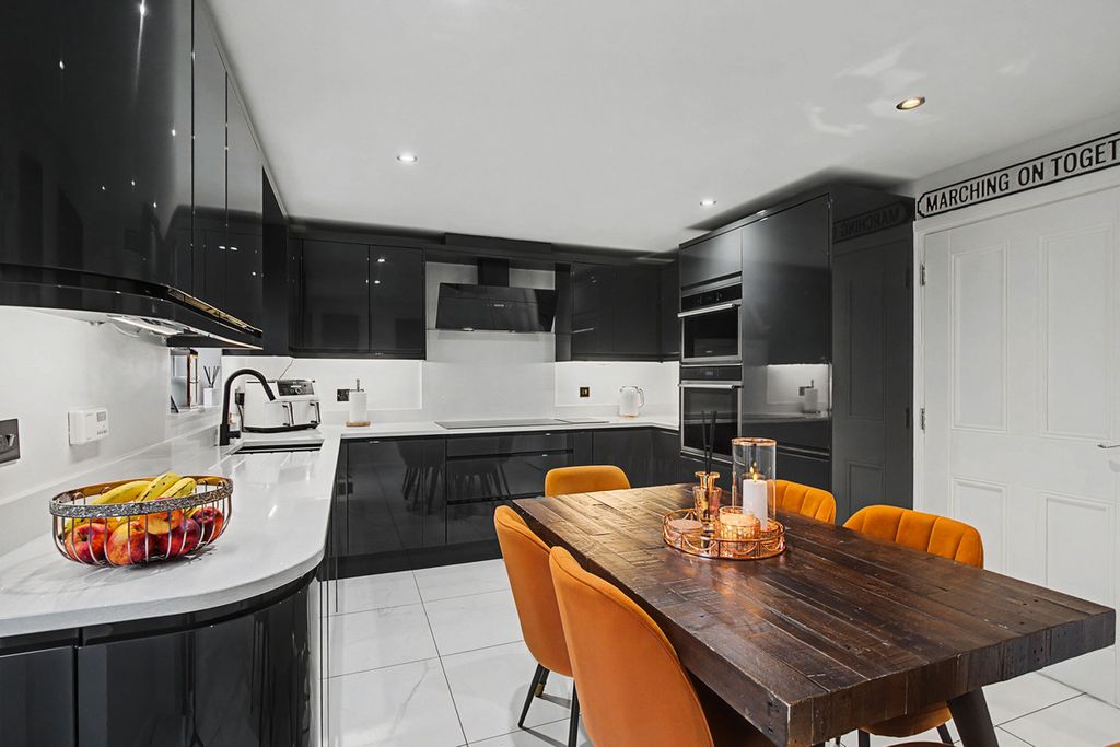 Property photo 3 of 23