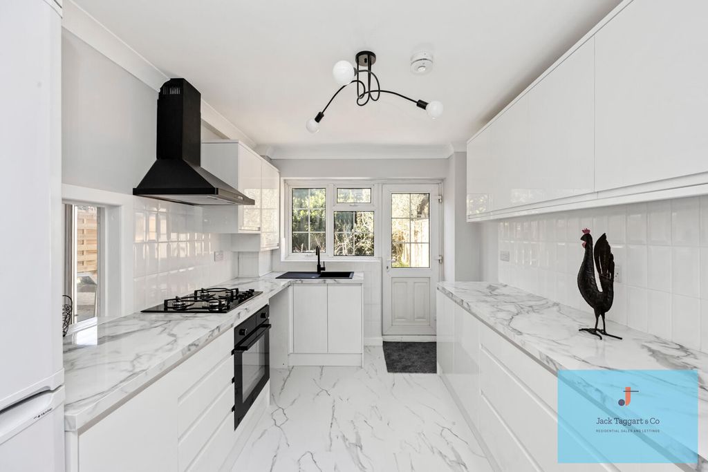 Property photo 2 of 18 Kitchen