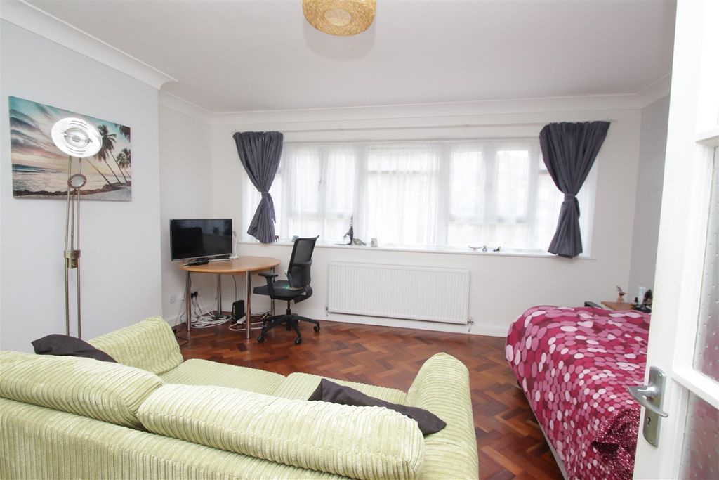 Property photo 1 of 7 Living/Sleeping Space