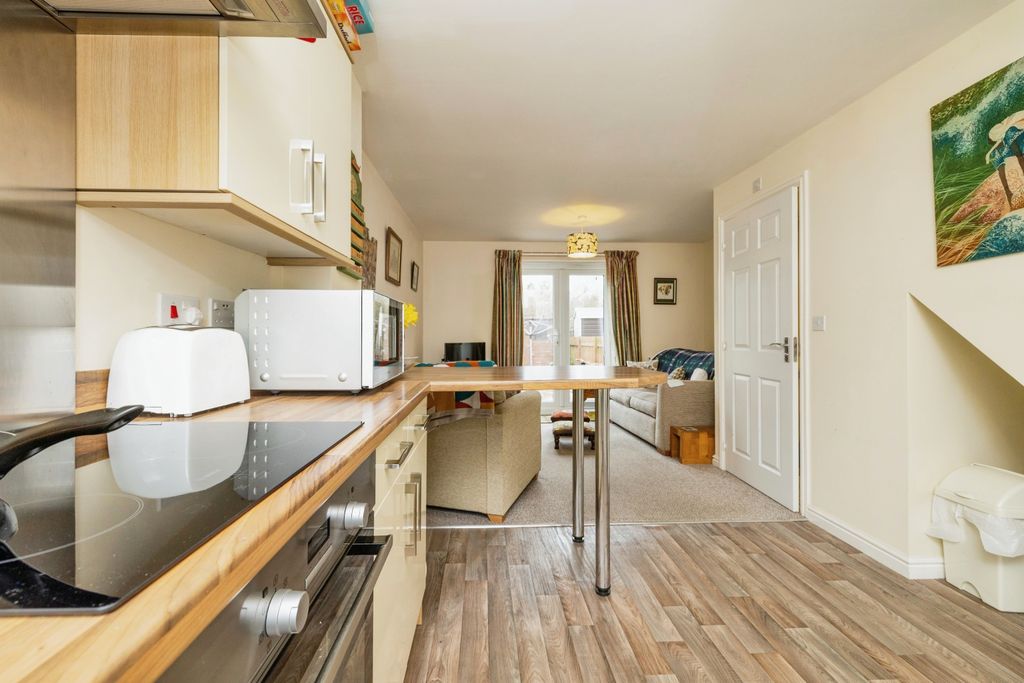 Property photo 2 of 13 Kitchen/Lounge