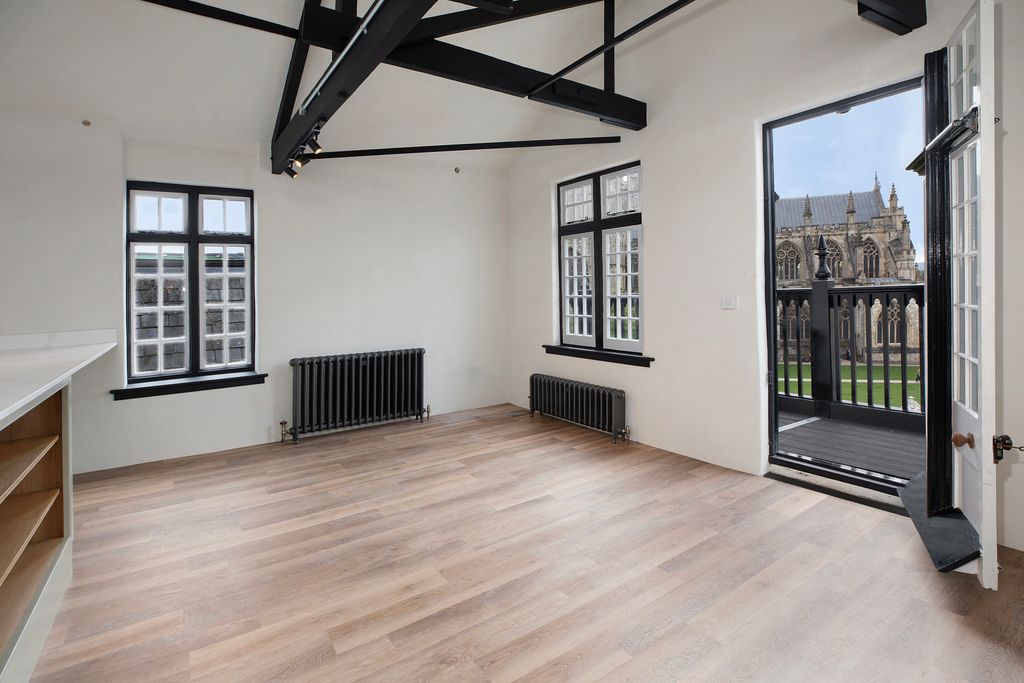 Property photo 2 of 33 Molshouse202418 Catherine St (29)29