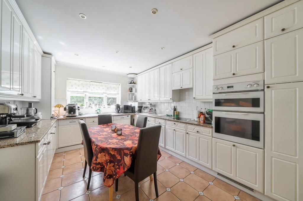 Property photo 3 of 17 Kitchen