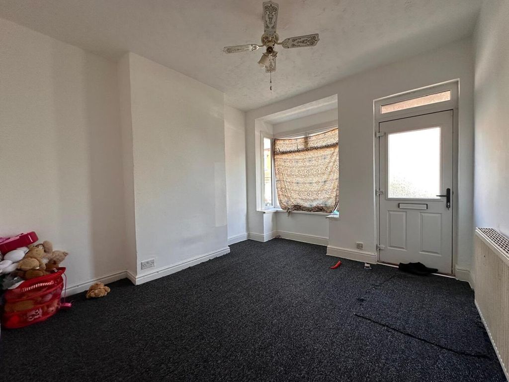 Property photo 1 of 10 Living Room