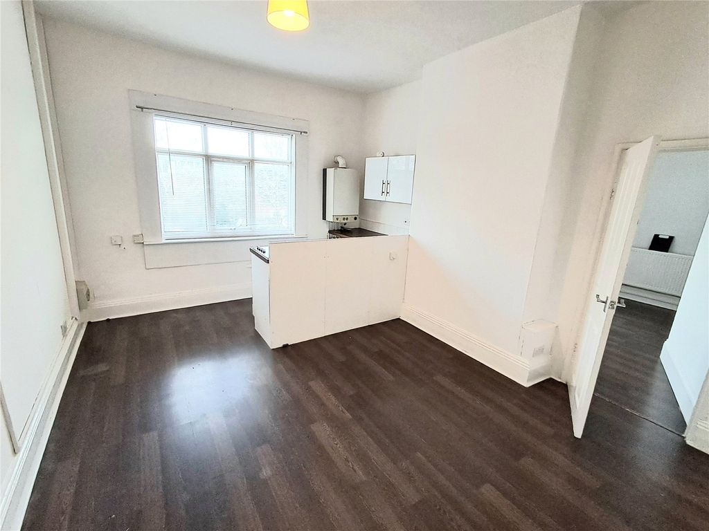 Property photo 2 of 12 Living Room/Kitchen