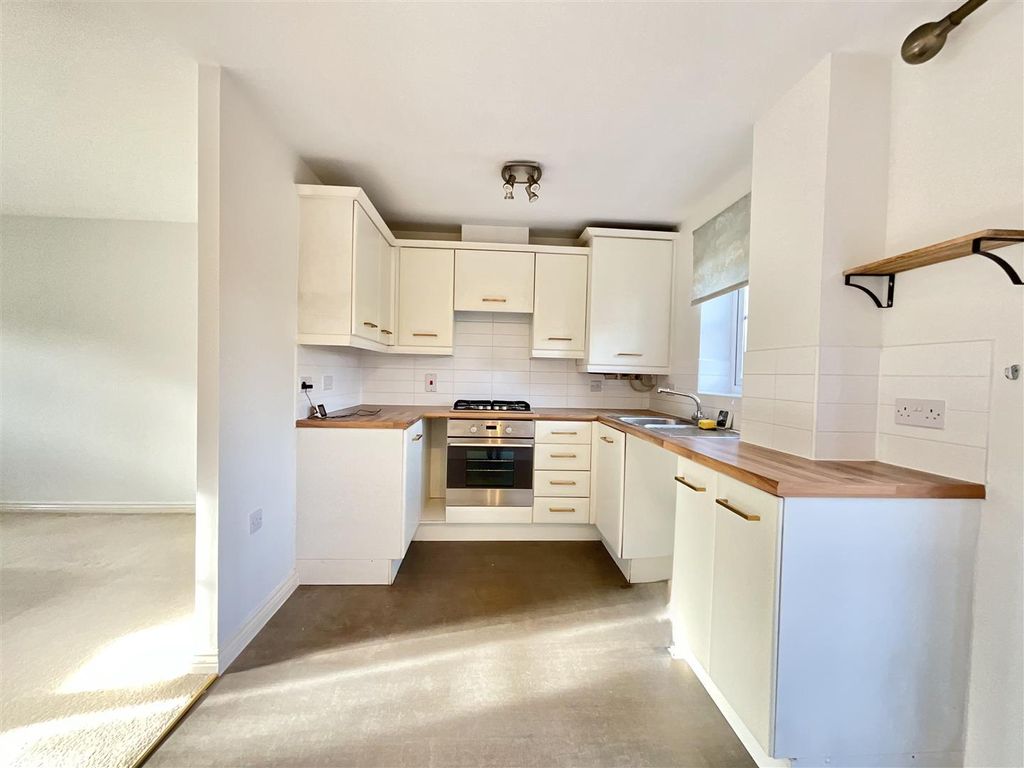 Property photo 2 of 10 Kitchen