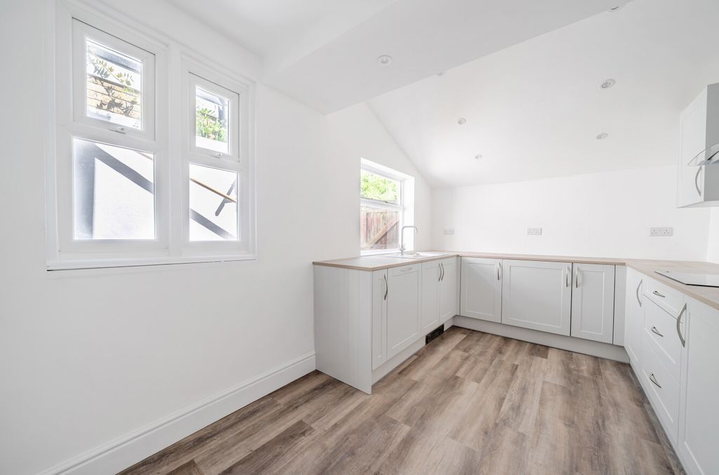 Property photo 3 of 13 1508549-14-6A7Db0...