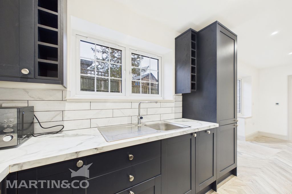 Property photo 3 of 19 Cam01953G0-Pr0147-Still011