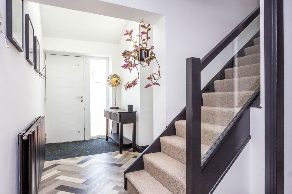 Property photo 2 of 18 Hallway