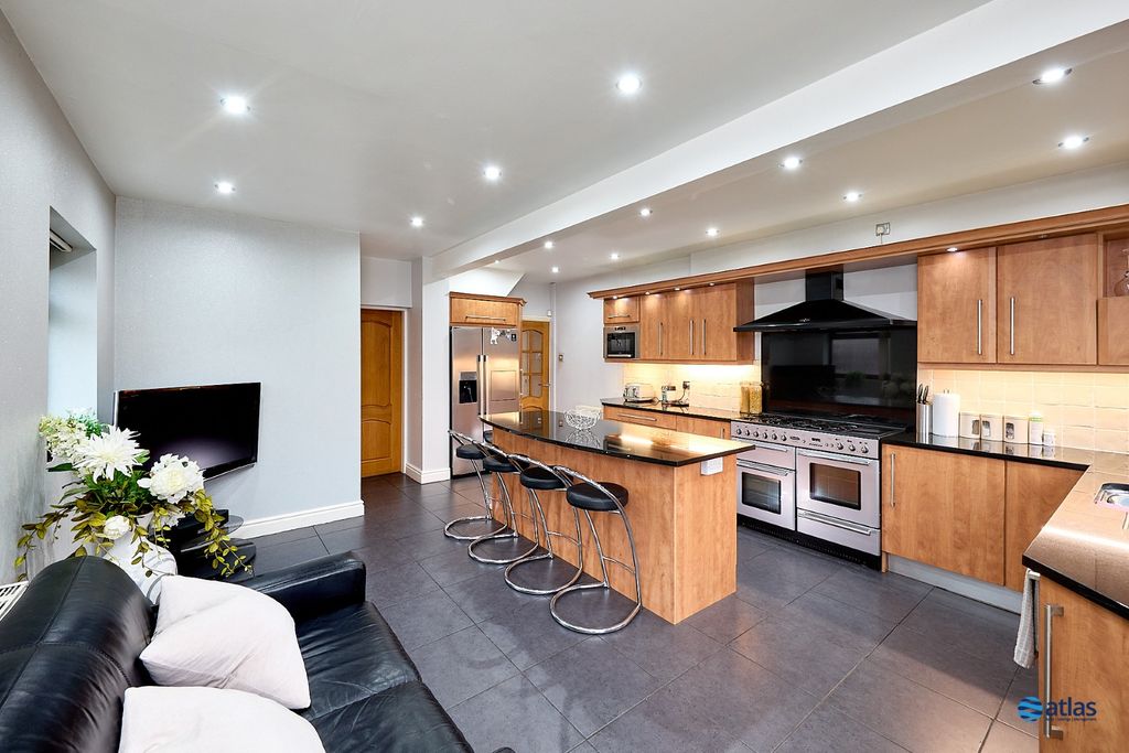 Property photo 2 of 21 Kitchen