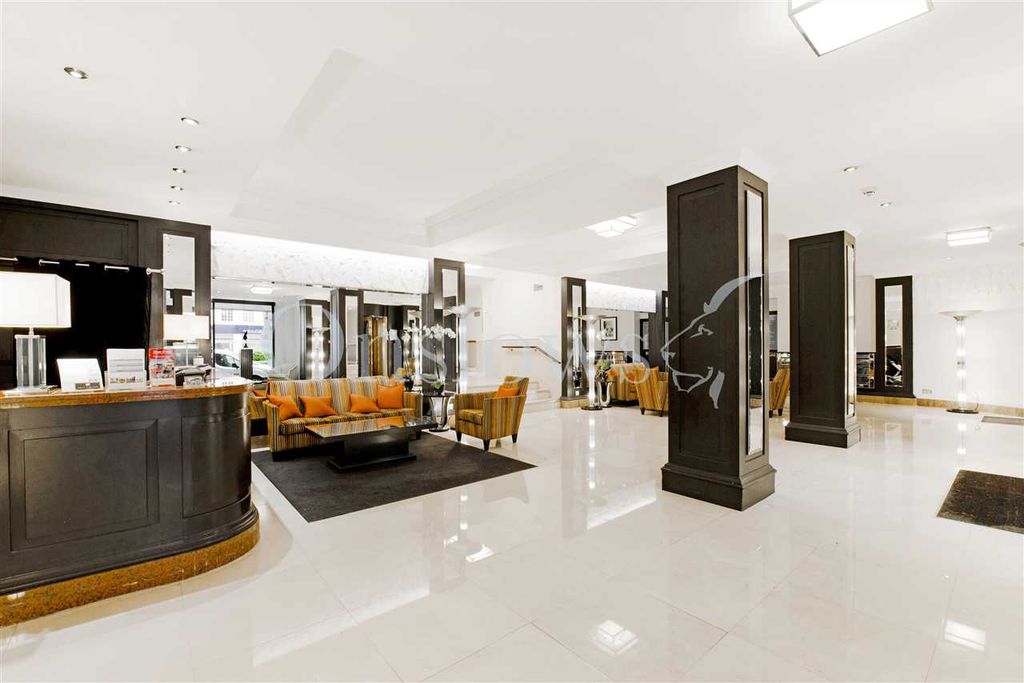 Property photo 3 of 8 Nell Gwynn House - Foyer