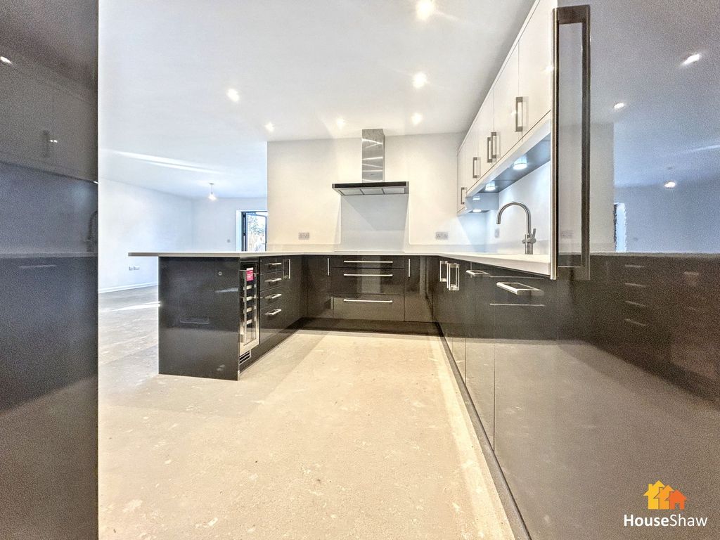 Property photo 2 of 25