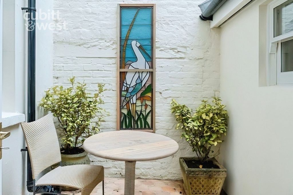 Property photo 2 of 12 Courtyard