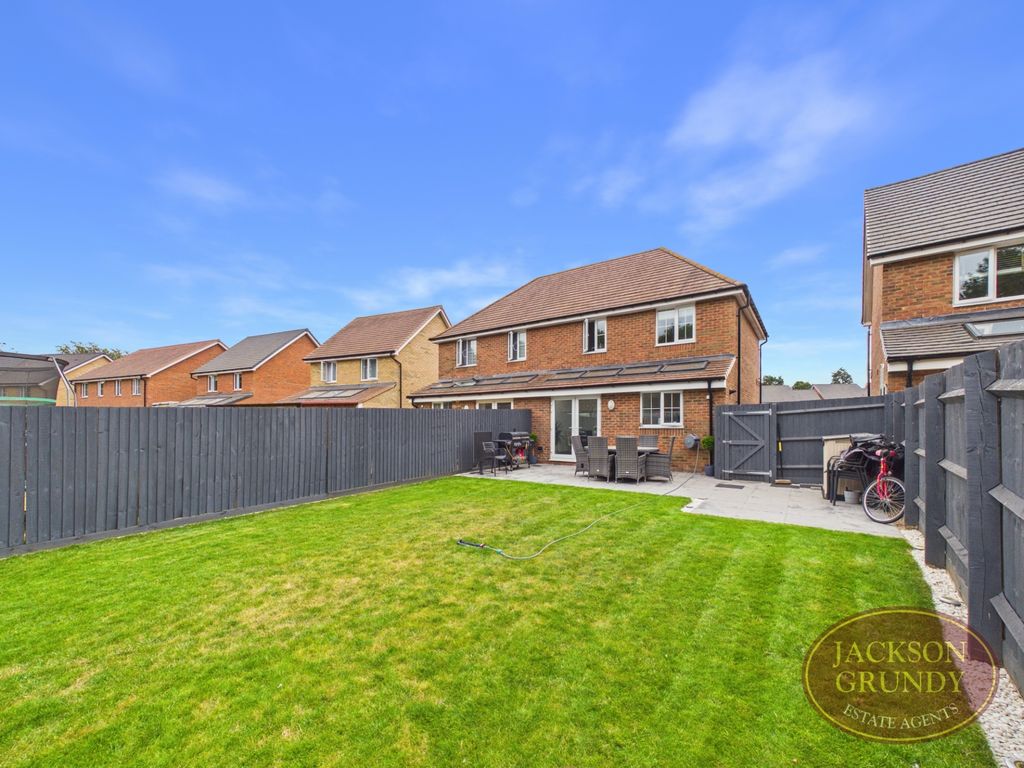 Property photo 2 of 11 Vicarage Farm Drive