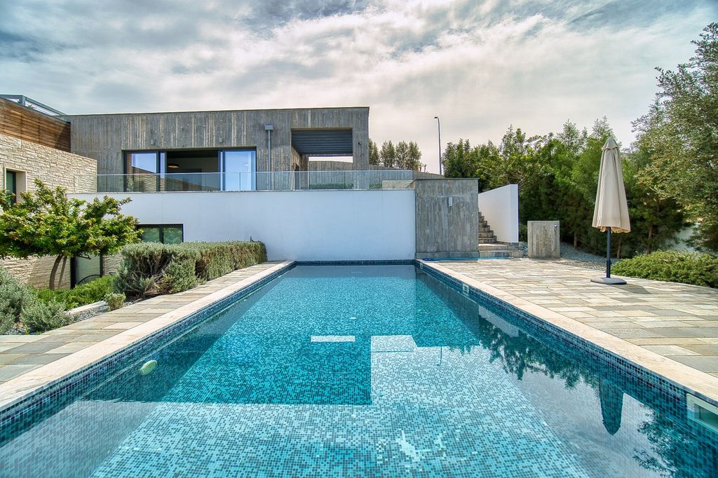 Property photo 1 of 43