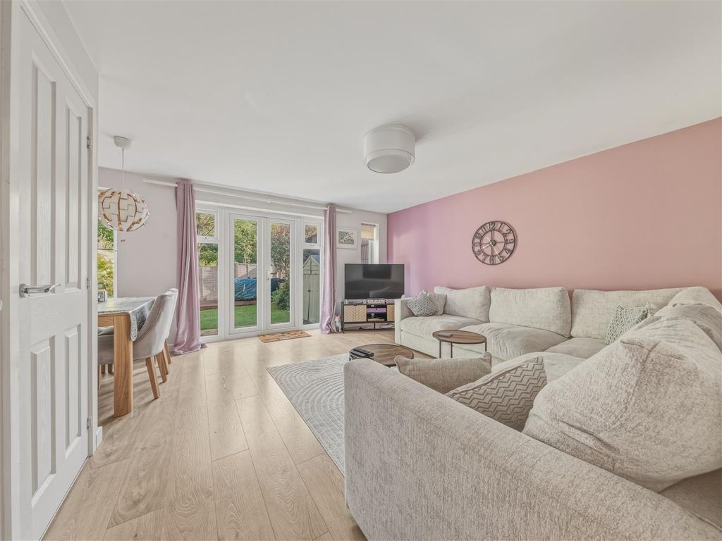 Property photo 2 of 22 32 Plaxton (14).Jpg