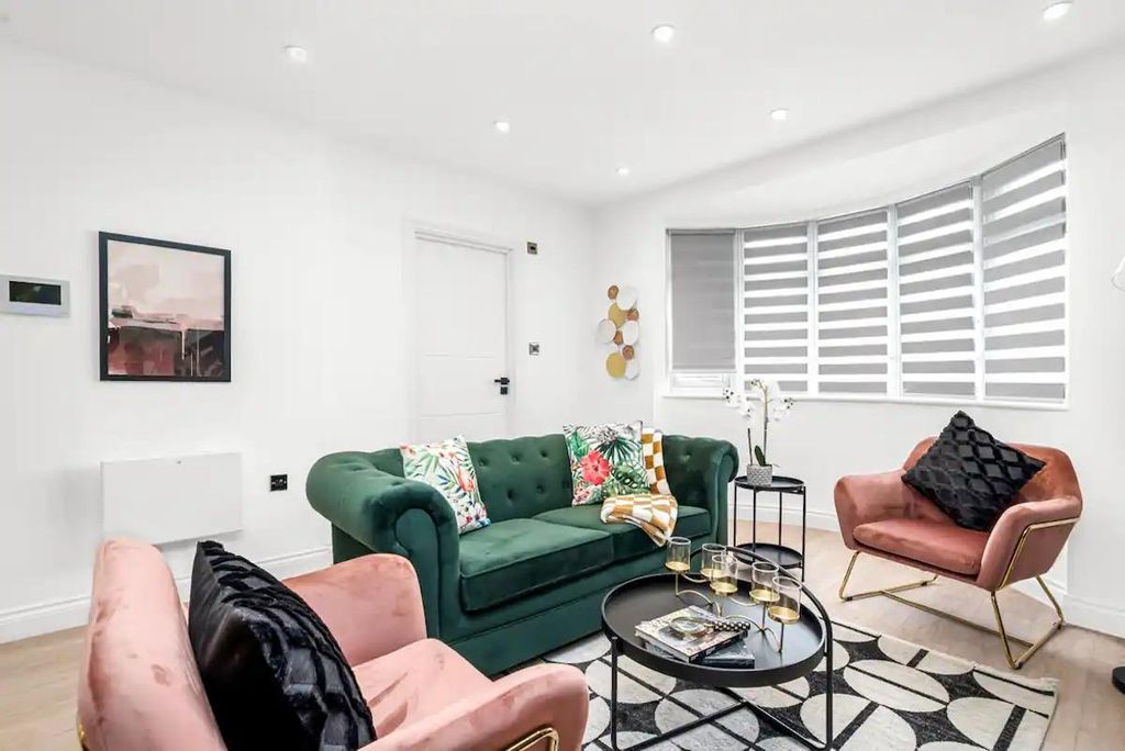 Property photo 1 of 13 Modern One-Bedroom Flat For Rent Â€“ Uxbridge Area