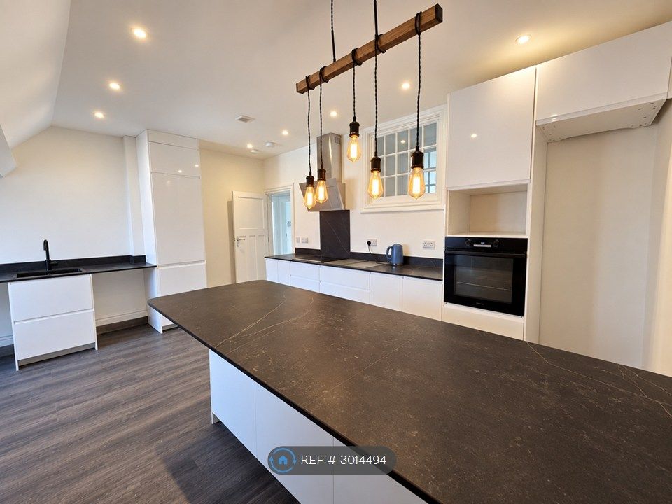 Property photo 2 of 10 Large Kitchen Pennisular