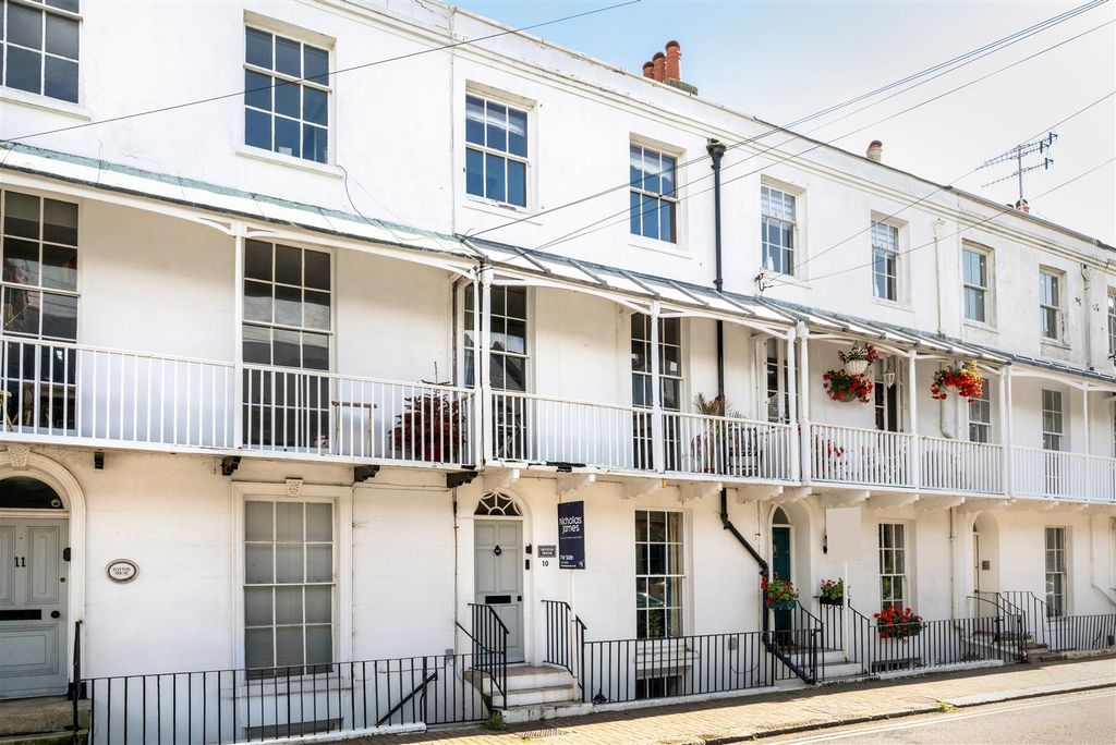 Property photo 1 of 32 10 Warwick Road_1.Jpg