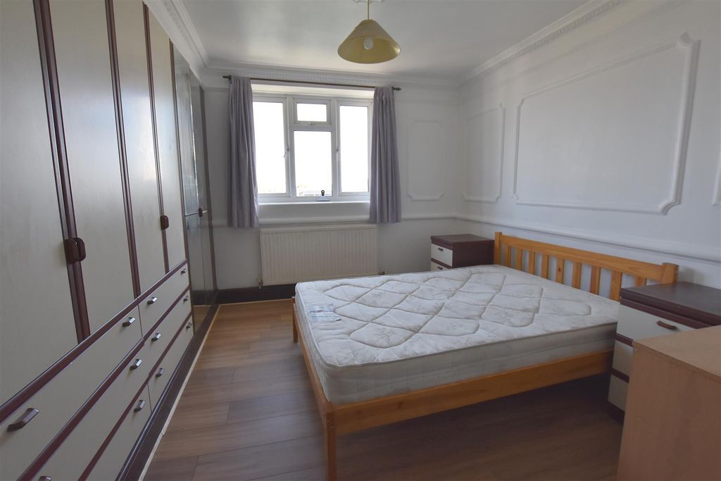 Property photo 1 of 9 Bed4.Jpg