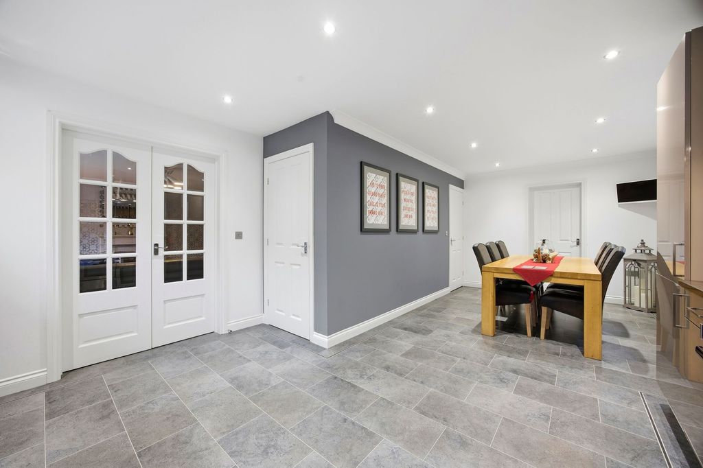 Property photo 3 of 33