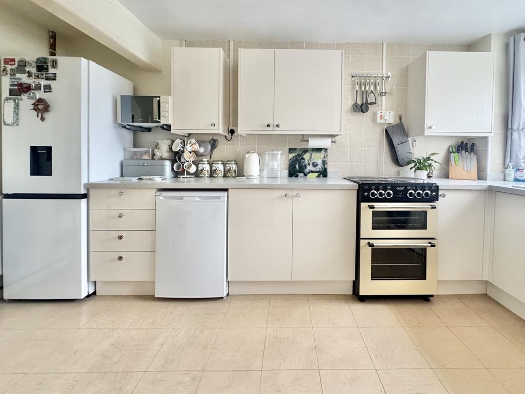 Property photo 3 of 14 Kitchen