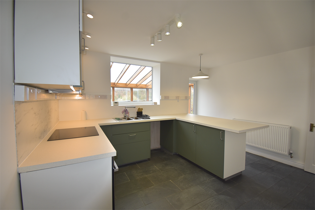 Property photo 3 of 16 Fitted Kitchen