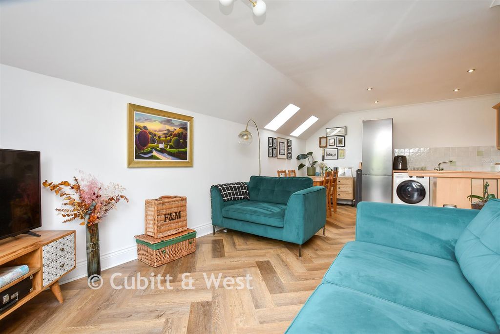 Property photo 1 of 22 Kitchen / Lounge / Diner