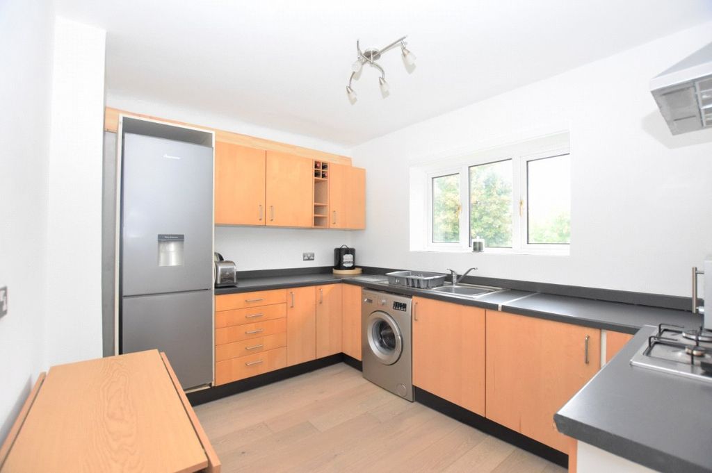 Property photo 3 of 11 Kitchen
