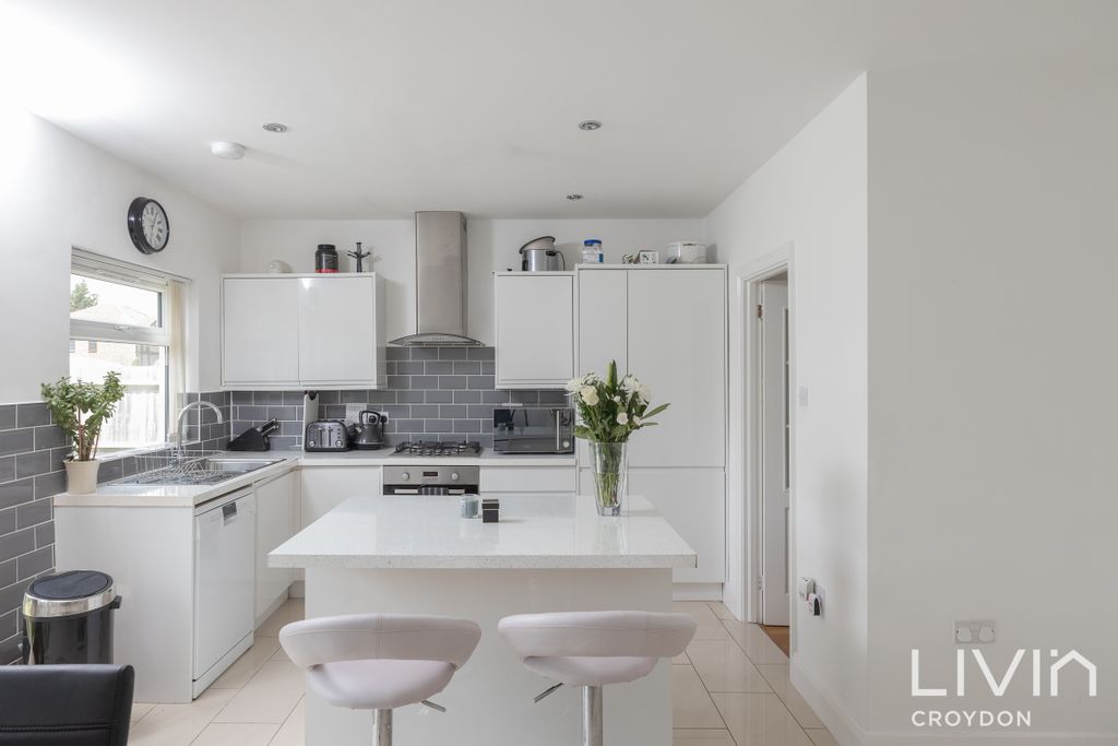 Property photo 1 of 14 83 Gladeside-17