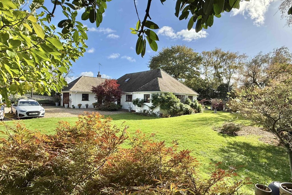 Property photo 1 of 30 5 Bedroom Detached Family Home