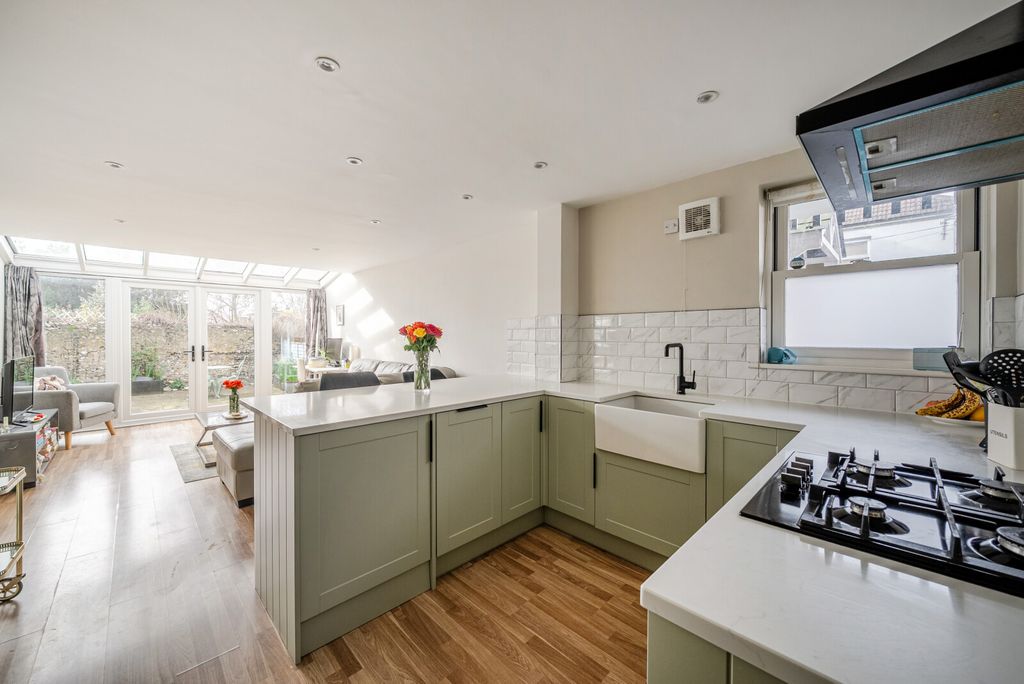Property photo 3 of 15 1428824-15-69B288...