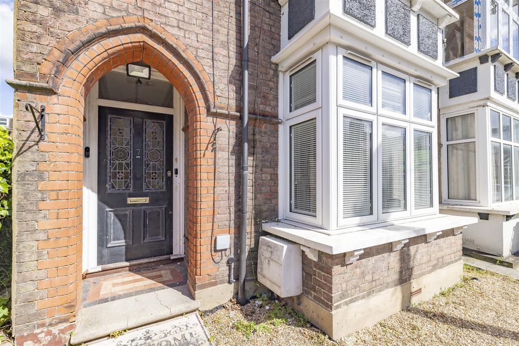 Property photo 2 of 17 Coopers Estate Agents