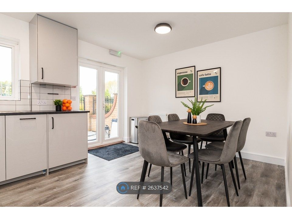 Property photo 1 of 18 Communal Kitchen/Dinning Room