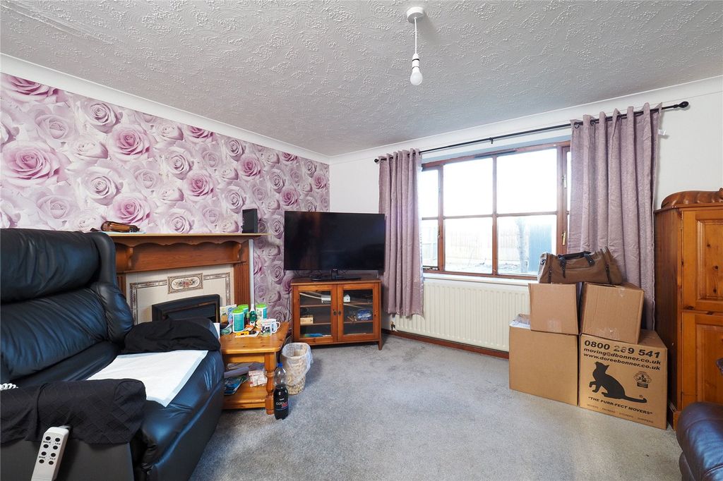 Property photo 3 of 18 Lounge