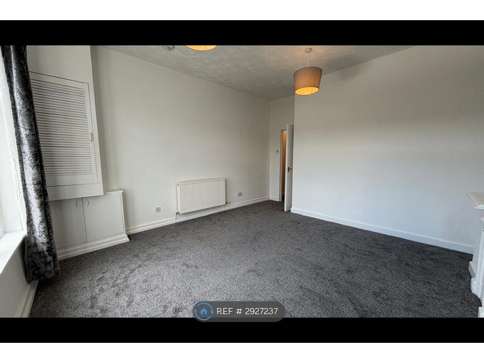 Property photo 3 of 18 Living Room