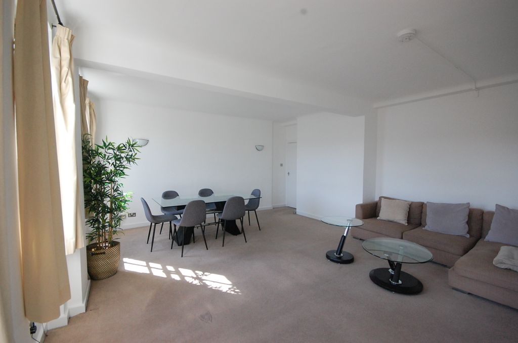 Property photo 1 of 11 Lounge