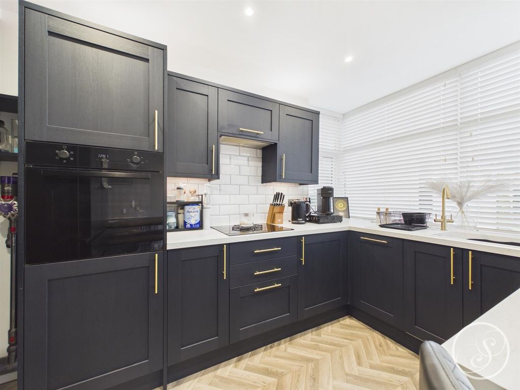 Property photo 3 of 16 Kitchen