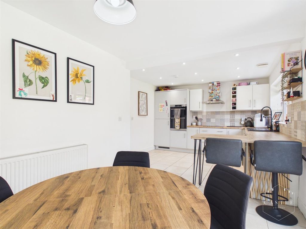 Property photo 3 of 26 Breakfast Kitchen