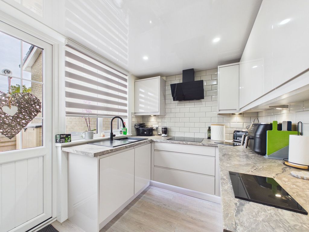 Property photo 3 of 18 Kitchen